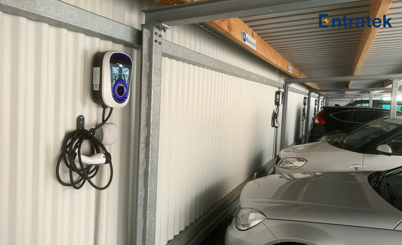 Installierte Entratek Wallbox in einer Parkgarage mit angeschlossenem Ladekabel für Elektrofahrzeuge
