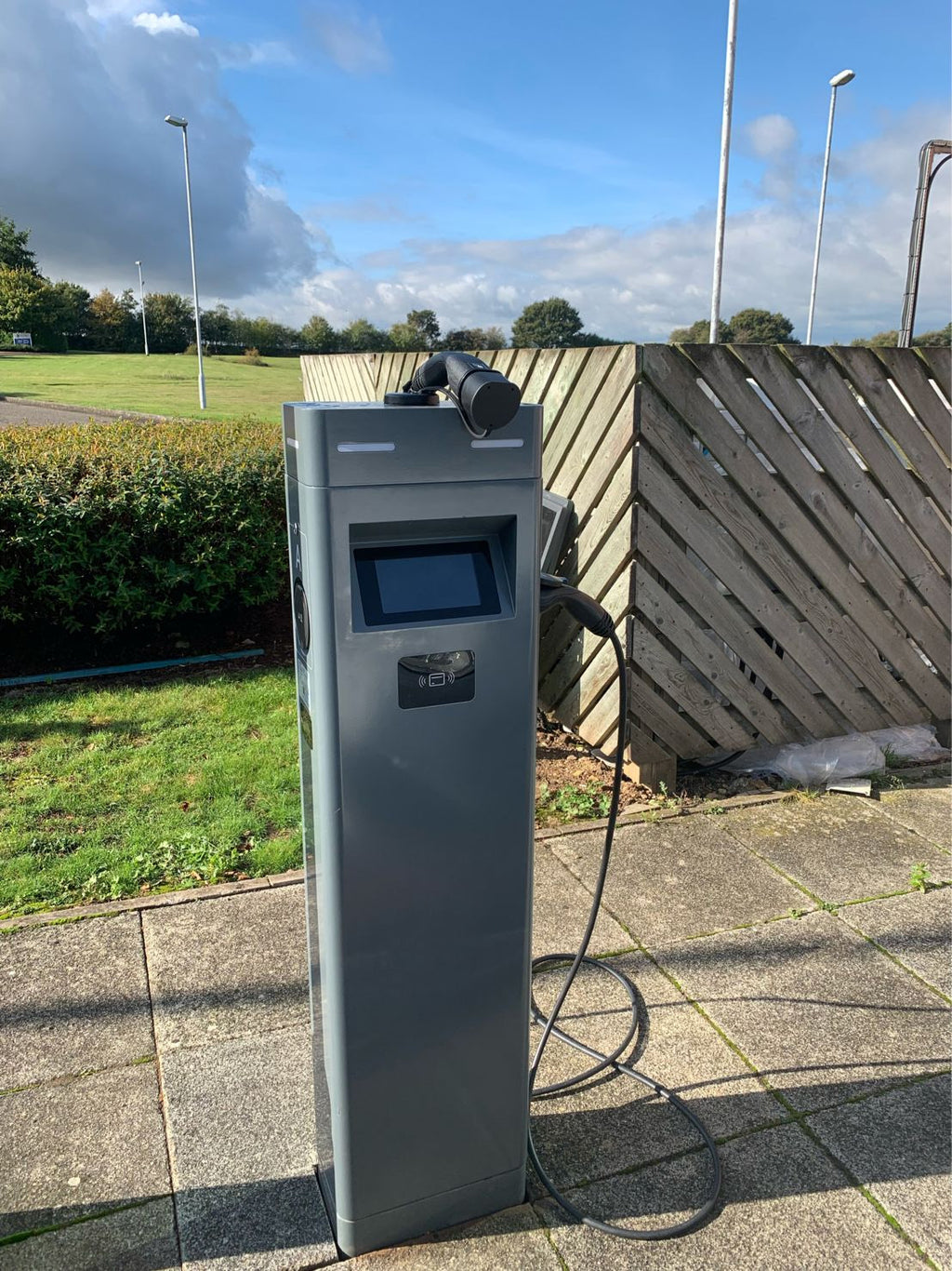 Entratek Doppelladestation Power Arrow Dual 2 x 22 kW (KfW 442) mit Steckdose & MID-Stromzähler